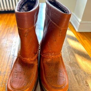 Manitobah Mukluk leather , waterproof size 7